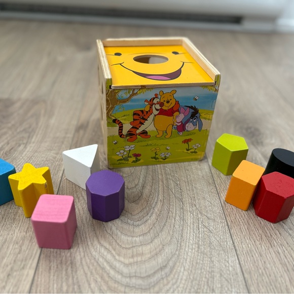 Melissa & Doug Wooden Shape Sorter with Winnie the Pooh - Picture 2 of 5